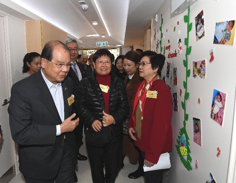 政務司司長張建宗（左一）今日（十二月八日）出席香港單親協會賽馬會鄰里支援中心開幕典禮，並參觀中心設施。