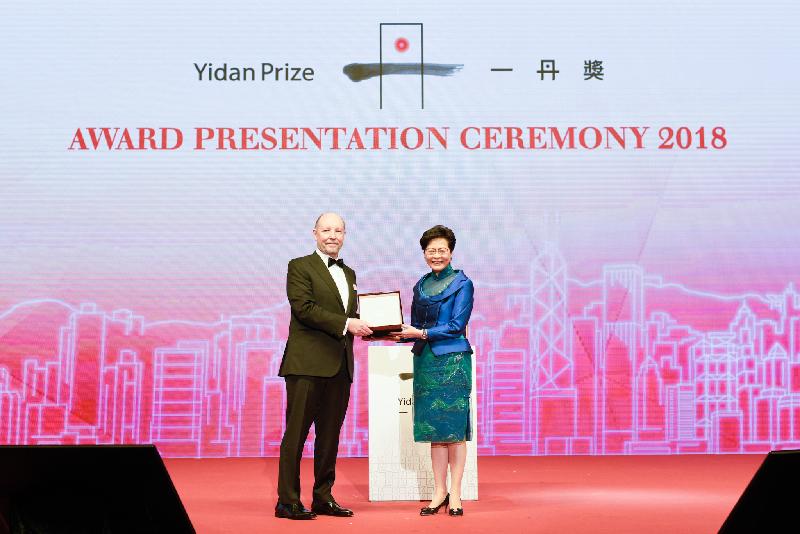The Chief Executive, Mrs Carrie Lam, attended the Yidan Prize Award Presentation Ceremony 2018 this evening (December 9). Photo shows Mrs Lam (right) presenting the Yidan Prize for Education Research to Professor Larry Hedges (left) of Northwestern University, the United States.