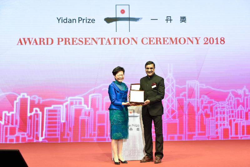 The Chief Executive, Mrs Carrie Lam, attended the Yidan Prize Award Presentation Ceremony 2018 this evening (December 9). Photo shows Mrs Lam (left) presenting the Yidan Prize for Education Development to the founder and CEO of edX, Professor Anant Agarwal (right). 
