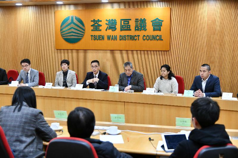 The Secretary for Education, Mr Kevin Yeung (third left), today (December 10) visited the Tsuen Wan District Council, where he met with its Chairman, Mr Chung Wai-ping (third right), and District Council members to exchange views on education and other district matters.

