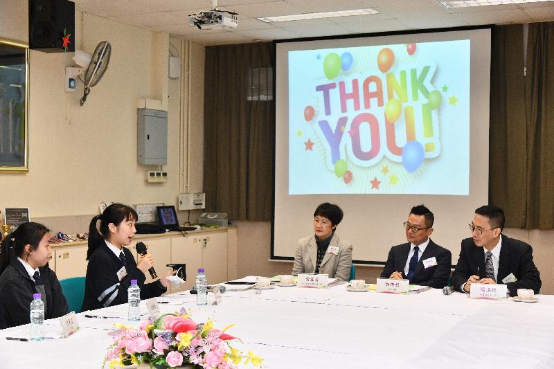 During his visit to Yan Chai Hospital Lim Por Yen Secondary School in Tsuen Wan today (December 10), the Secretary for Education, Mr Kevin Yeung (first right), chatted with teachers and students to learn more about the learning outcomes of students engaged in innovation and invention programmes run by the school.


