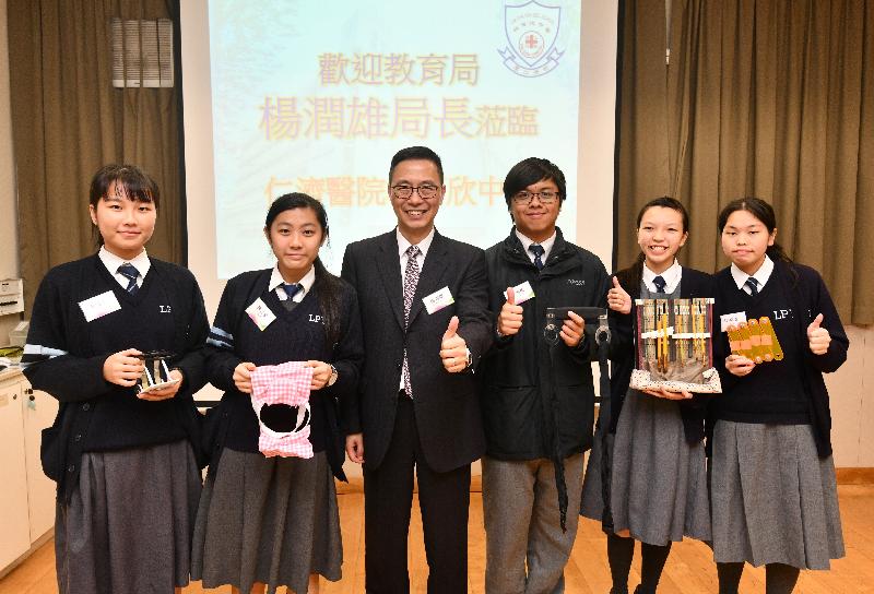 Students of Yan Chai Hospital Lim Por Yen Secondary School in Tsuen Wan showed their inventions to the Secretary for Education, Mr Kevin Yeung (third left), during his visit to the school today (December 10).


