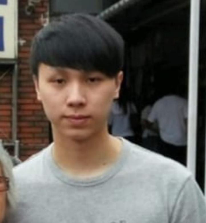 Chan Chi-shing, aged 25, about 1.75 metres tall, 60 kilograms in weight and of thin build. He has a round face with yellow complexion, short straight black hair and a tattoo on his left forearm. He was last seen wearing a black long-sleeved sweater with hood, blue sports trousers, white shoes and carrying a black shoulder bag.