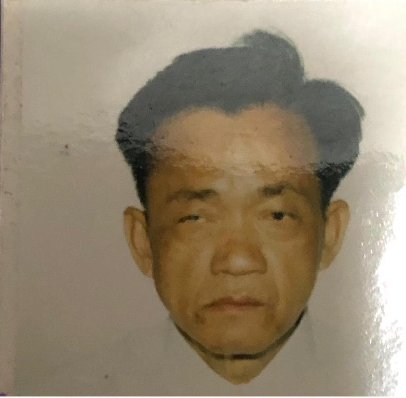 Kwok Fat-yu, aged 72, is about 1.4 metres tall, 40 kilograms in weight and of thin build. He has a square face with yellow complexion, short white and grey hair and a humped back. He was last seen wearing an apricot long-sleeved jacket, dark trousers, slippers, a red and white coloured scarf on his head and carrying a black umbrella.