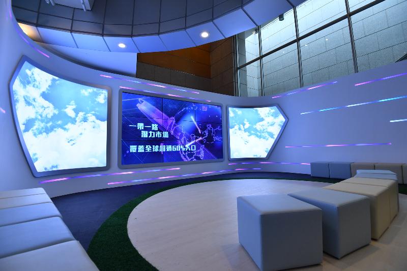 香港特區政府慶祝國家改革開放四十周年：「飛躍四十載 同發展‧共繁榮」展覽今日（十二月十一日）於香港歷史博物館開幕。圖示在未來區的裸眼3D短片。