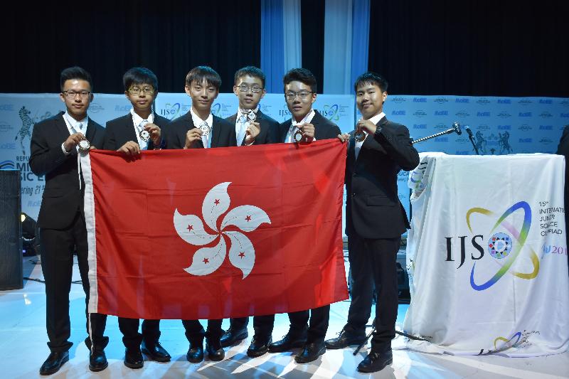 六名学生代表香港参加十二月三至十日在博茨瓦纳举行的「国际初中科学奥林匹克 2018」，表现出色。他们是（左起）章在华、李海泓、周天翼、梁振锋、丘智健和李鎔智。