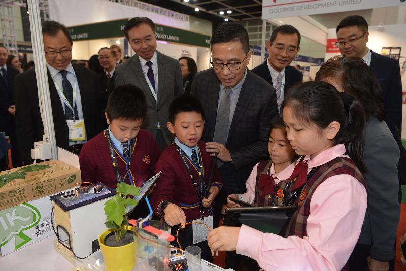 The Secretary for Education, Mr Kevin Yeung (back row, centre), visits the Learning and Teaching Expo 2018 today (December 12).