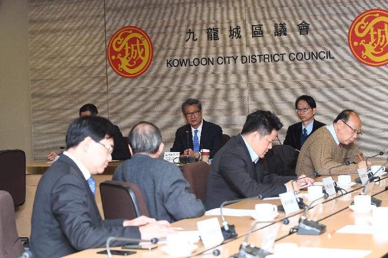 財政司司長陳茂波（後排中）今日（十二月十二日）下午到訪九龍城區議會，與主席潘國華（後排右）和區議員會面，就當區各項民生和發展議題交換意見。