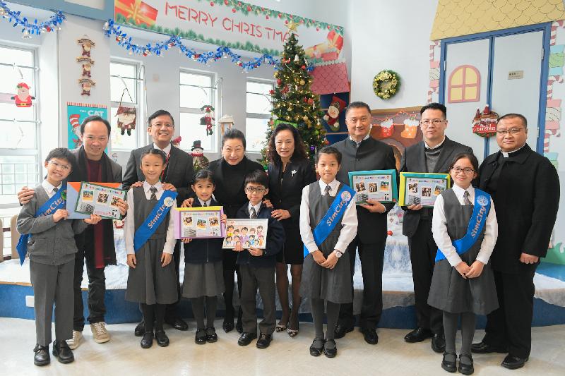 The Secretary for Justice, Ms Teresa Cheng, SC, visits SKH Tak Tin Lee Shiu Keung Primary School in Lam Tin today (December 13). Photo shows Ms Cheng (back row, third left) with the Chairman of the Kwun Tong District Council, Dr Bunny Chan (back row, third right), and the District Officer (Kwun Tong), Mr Steve Tse (back row, second right), as well as teachers and students. 
