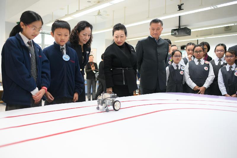 The Secretary for Justice, Ms Teresa Cheng, SC, visits SKH Tak Tin Lee Shiu Keung Primary School in Lam Tin today (December 13). Photo shows Ms Cheng (fourth left) viewing students’ demonstrations on using coding programmes to control robots.
