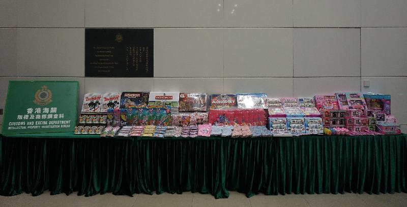 香港海关昨日（十二月十二日）采取执法行动，打击售卖怀疑冒牌玩具的活动，共检获约一千件怀疑冒牌物品，包括桌上游戏、儿童玩偶及贴纸，估计市值约三万元。