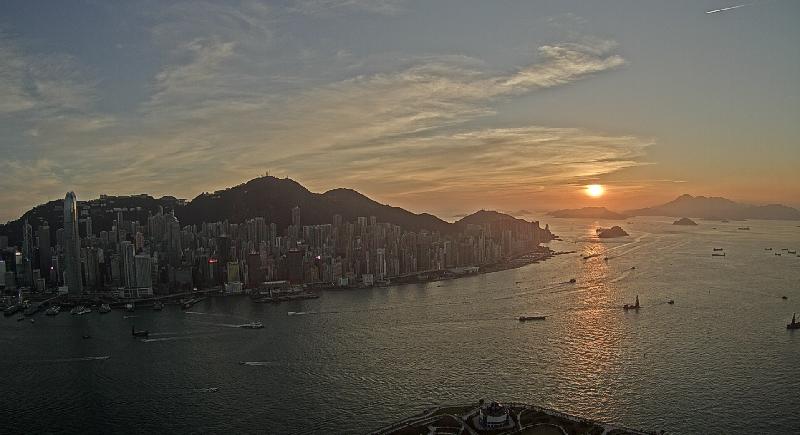 香港天文台今日（十二月十三日）起在网站加入于西九龙环球贸易广场拍摄的实时天气照片。图示维多利亚港夕阳余晖（二○一八年十二月四日下午五时三十分左右拍摄于环球贸易广场（向西南面））。