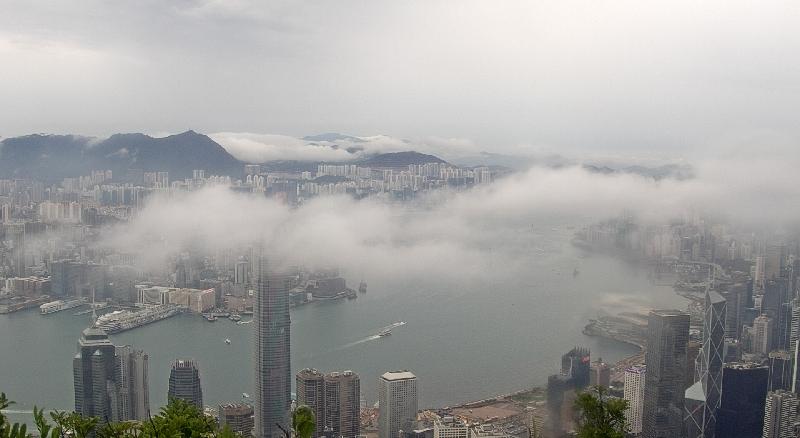 香港天文台今日（十二月十三日）起在网站加入于西九龙环球贸易广场拍摄的实时天气照片，并同时提升于部分地方拍摄的天气照片解像度。图示提升解像度后的雨后维港照片（二○一八年四月十五日下午一时三十分左右拍摄于太平山）。