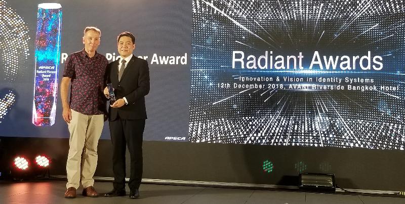 Assistant Principal Immigration Officer of the Immigration Department Mr Shum Chun-chung (right) yesterday (December 12) received the Radiant Pioneer Award on behalf of the Immigration Department in Bangkok, Thailand.