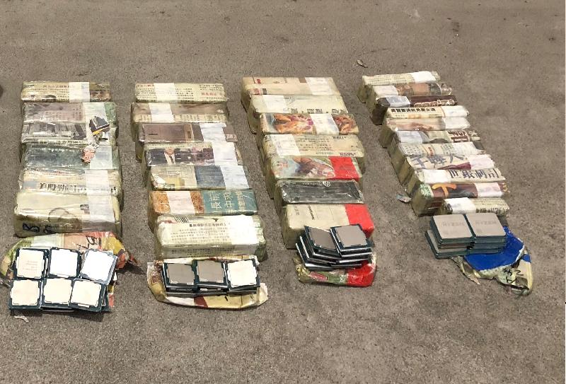 Hong Kong Customs yesterday (December 13) seized a total of 677 suspected smuggled computer central processing units with an estimated market value of about $1.1 million on board an outgoing private vehicle at Lok Ma Chau Control Point.