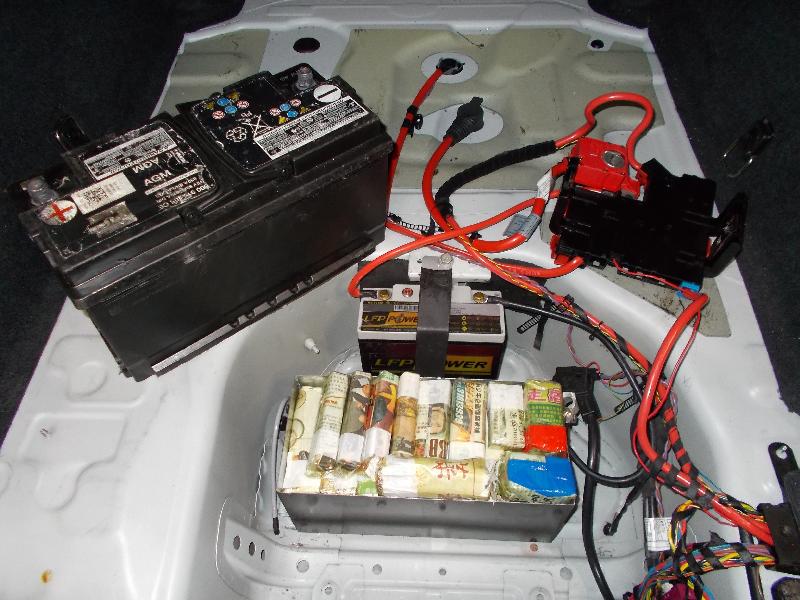 Hong Kong Customs yesterday (December 13) seized a total of 677 suspected smuggled computer central processing units with an estimated market value of about $1.1 million in a false compartment of an outgoing private vehicle at Lok Ma Chau Control Point.