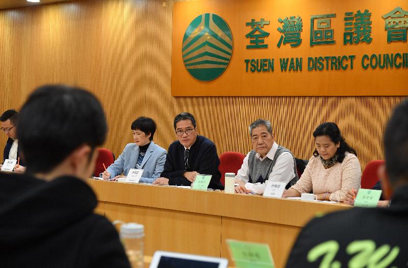 The Secretary for Development, Mr Michael Wong (third right), visited Tsuen Wan District today (December 14) and met with members of the Tsuen Wan District Council to exchange views on district matters and issues of concern to local residents. Also present are the Chairman of the Tsuen Wan District Council, Mr Chung Wai-ping (second right), and the District Officer (Tsuen Wan), Miss Jenny Yip (fourth right). 