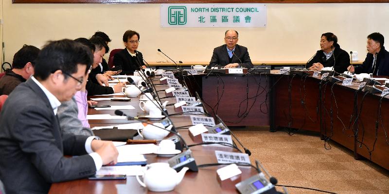 运输及房屋局局长陈帆（右三）今日（十二月十四日）下午到访北区，与北区区议会主席苏西智（右二）及区议员会面。