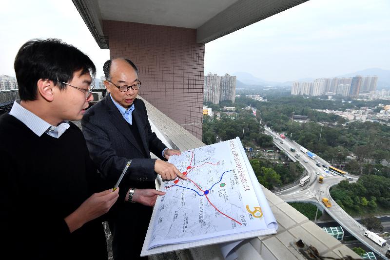 The Secretary for Transport and Housing, Mr Frank Chan Fan (right), inspects Kai Leng Roundabout and learns about its design and the traffic conditions in the area during his visit to North District this afternoon (December 14).