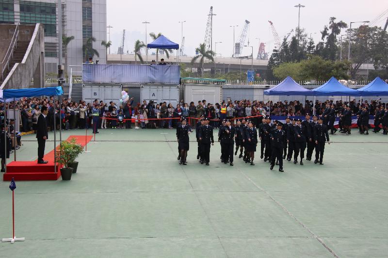民众安全服务队（民安队）今日（十二月十六日）在民安队总部举行第79届新队员结业会操。图示会操队伍操越检阅台。
