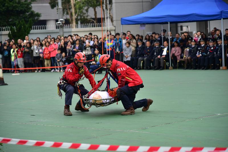 The Civil Aid Service (CAS) held the 79th Recruits Passing-out Parade at its headquarters today (December 16). Photo shows the mountain and search and rescue demonstration performed by CAS members.