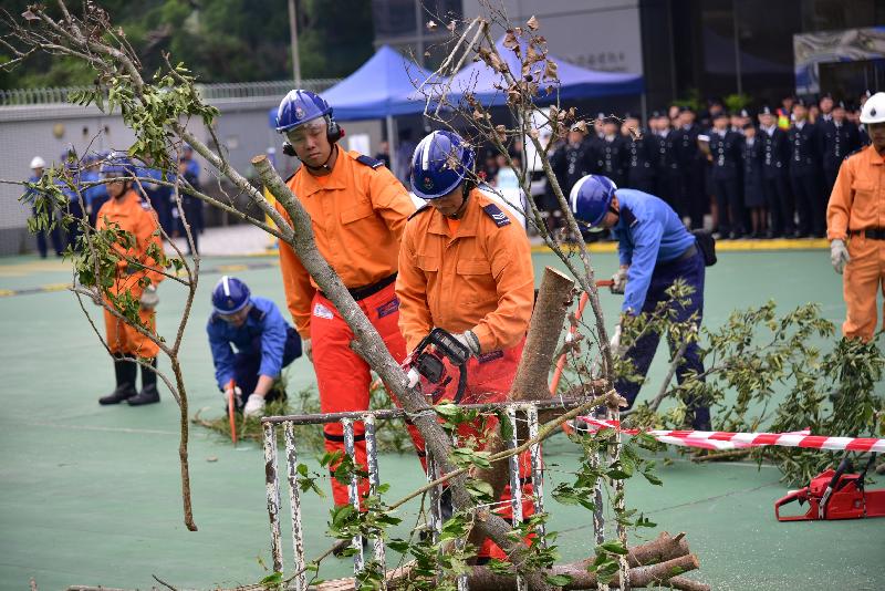 The Civil Aid Service (CAS) held the 79th Recruits Passing-out Parade at its headquarters today (December 16). Photo shows the demonstration of removal of fallen trees performed by CAS members.
