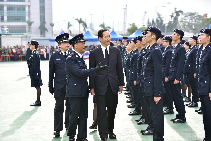 The Civil Aid Service (CAS) held the 79th Recruits Passing-out Parade at its headquarters today (December 16). Photo shows the Convenor of the Non-official Members of the Executive Council, Mr Bernard Chan (third left), inspecting the parade.
