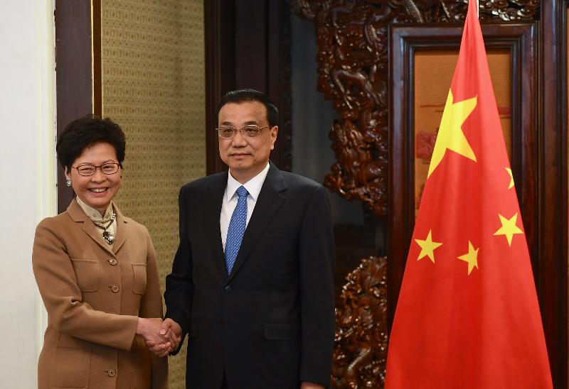 行政长官林郑月娥（左）今日（十二月十七日）上午在北京向国务院总理李克强述职，汇报香港的最新情况。图示二人在会面前握手。