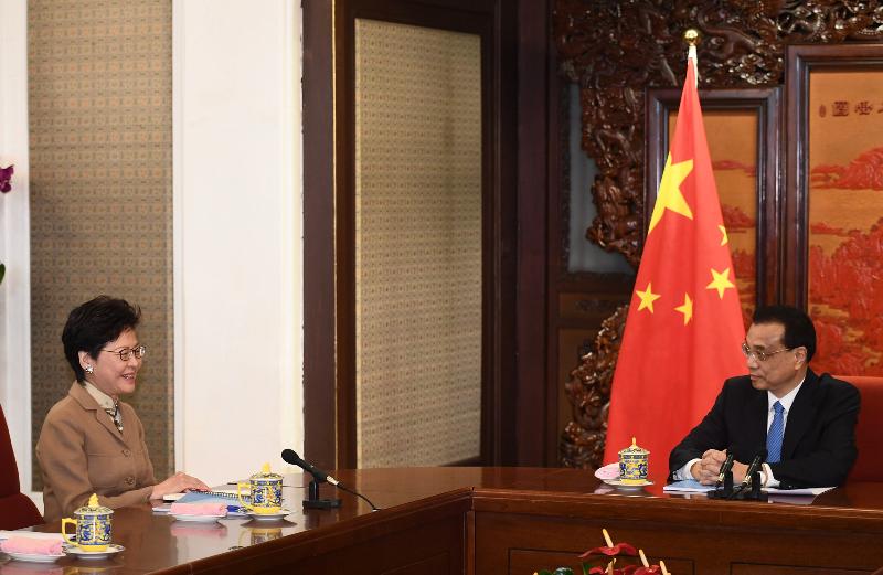 行政長官林鄭月娥（左）今日（十二月十七日）上午在北京向國務院總理李克強述職，匯報香港的最新情況。