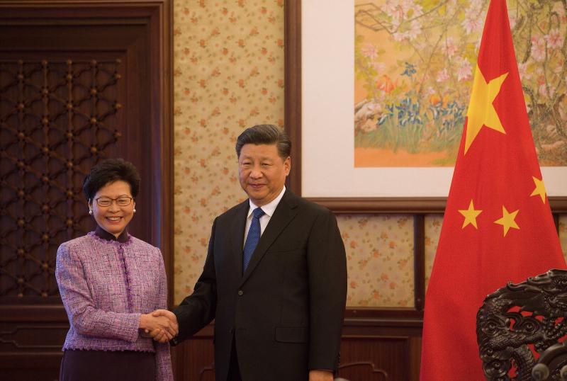 行政长官林郑月娥（左）今日（十二月十七日）下午在北京向国家主席习近平述职，汇报香港经济、社会和政治方面的最新情况。图示二人在会面前握手。