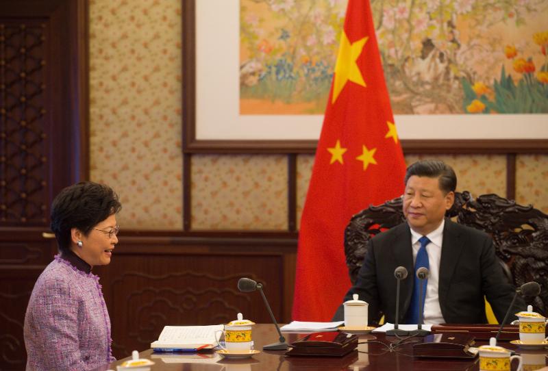 行政長官林鄭月娥（左）今日（十二月十七日）下午在北京向國家主席習近平述職，匯報香港經濟、社會和政治方面的最新情況。