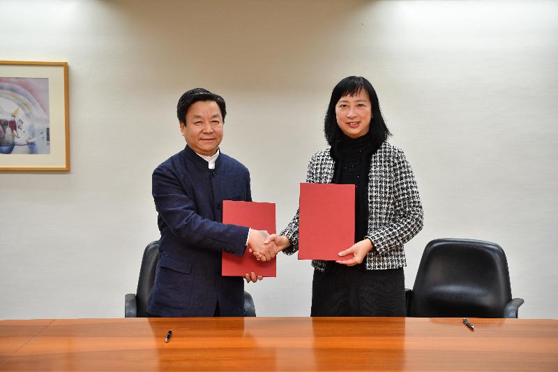 The Leisure and Cultural Services Department signed agreements with the National Museum of China and Nanjing Museum today (December 18) to strengthen cultural exchange and co-operation between Hong Kong and the Mainland. Photo shows the Director of Leisure and Cultural Services, Ms Michelle Li (right), shaking hands with the Director of Nanjing Museum, Mr Gong Liang, at the signing ceremony.