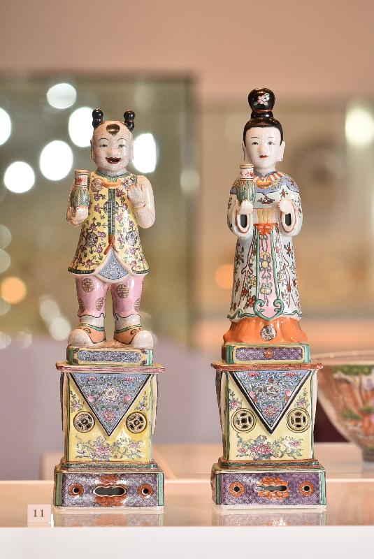 「港彩流金：二十世紀香港彩瓷」展覽今日（十二月十八日）於香港文化博物館開幕。圖示展覽展出仿乾隆粉彩對仙立像。