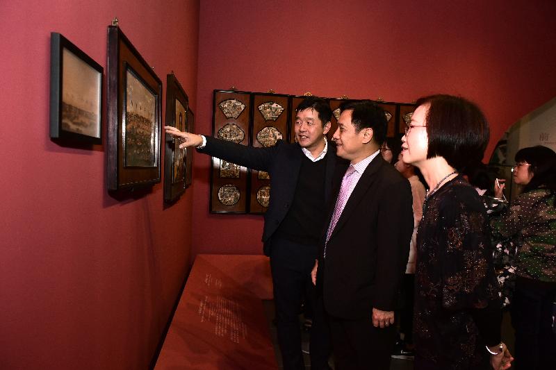 An opening ceremony for the exhibition "Golden Splendours: 20th-Century Painted Porcelains of Hong Kong" was held today (December 18) at the Hong Kong Heritage Museum. Photo shows the Curator (History) of the Hong Kong Heritage Museum, Mr Brian Lam (left) and the Founding President of the Hong Kong Ceramics Research Society and Guangcai/Gangcai Research Project Coordinator, Ms Yim Wai-wai (right), introducing exhibits to the Acting Deputy Director of Leisure and Cultural Services (Culture), Mr Chan Shing-wai (centre) and other guests.