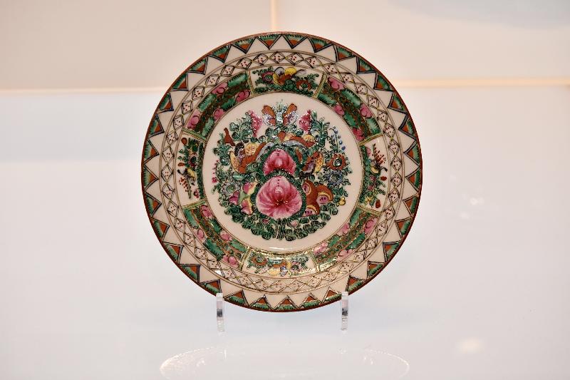 An opening ceremony for the exhibition "Golden Splendours: 20th-Century Painted Porcelains of Hong Kong" was held today (December 18) at the Hong Kong Heritage Museum. Photo shows a plate in guangcai style with Canton rose in medallion design, which is on display at the exhibition.