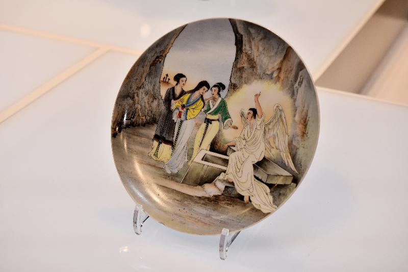 An opening ceremony for the exhibition "Golden Splendours: 20th-Century Painted Porcelains of Hong Kong" was held today (December 18) at the Hong Kong Heritage Museum. Photo shows a plate with a scene of an angel announcing the resurrection of Christ, which is on display at the exhibition.