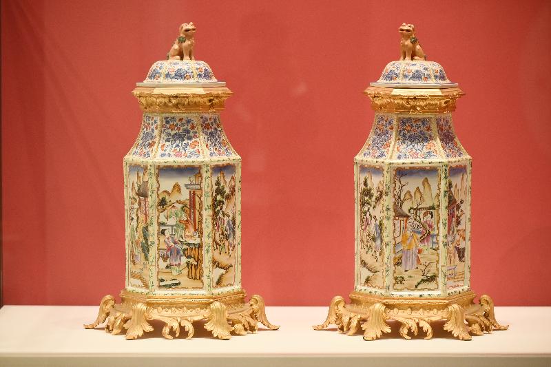 An opening ceremony for the exhibition "Golden Splendours: 20th-Century Painted Porcelains of Hong Kong" was held today (December 18) at the Hong Kong Heritage Museum. Photo shows a covered jar with gilded copper ornamentation and mandarin design in Qianlong guangcai style, which is on display at the exhibition.