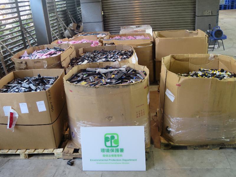 环境保护署今年六月在在葵涌货柜码头截获一个从美国进口的货柜，载有属有害电子废物的废电池，重量约为九公吨。