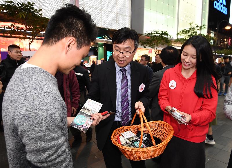 The Chairman of the Action Committee Against Narcotics, Dr Ben Cheung (centre), distributes anti-drug publicity materials to passers-by at an anti-drug publicity event at the Paterson Street Pedestrian Precinct in Causeway Bay today (December 18) to arouse public awareness on the harmful effects of drug abuse. 