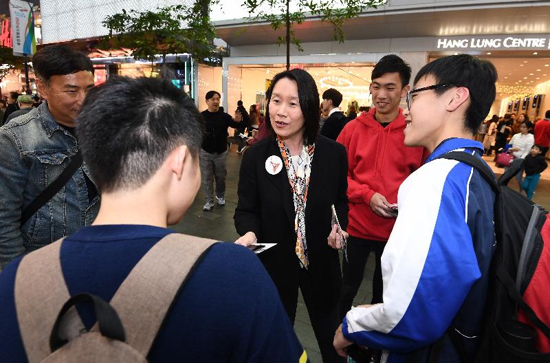 The Commissioner for Narcotics, Ms Manda Chan (centre), and the Chairman of the Action Committee Against Narcotics Sub-committee on Preventive Education and Publicity, Dr Tik Chi-yuen (first left), distribute anti-drug publicity materials to members of the public at an anti-drug publicity event at the Paterson Street Pedestrian Precinct in Causeway Bay today (December 18), appealing to them to stay away from drugs during the festive season.