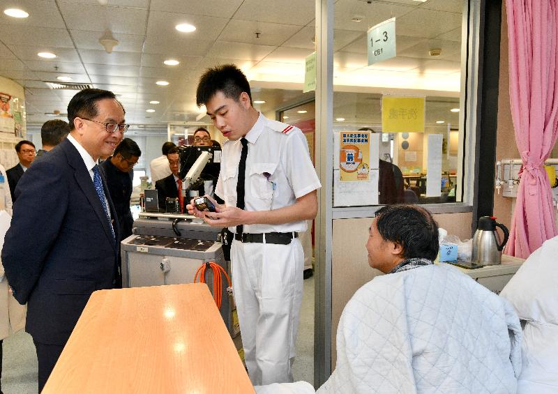 創新及科技局局長楊偉雄（左）今日（十二月十八日）在屯門醫院矯形及創傷科復康病房，實地了解住院病人藥物處方系統的運作。 