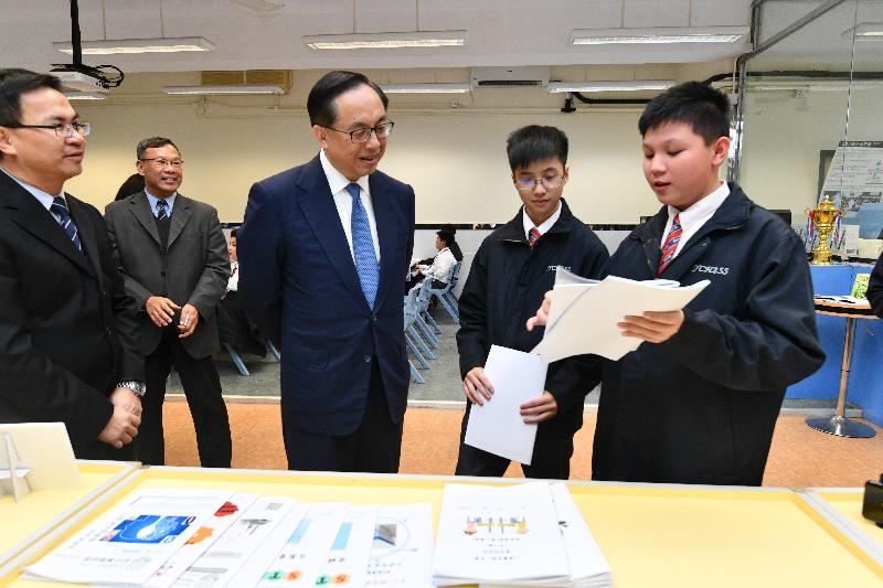 创新及科技局局长杨伟雄（中）今日（十二月十八日）在仁济医院第二中学与学生交谈，细听他们在STEM（科学、科技、工程和数学）课程的得着。