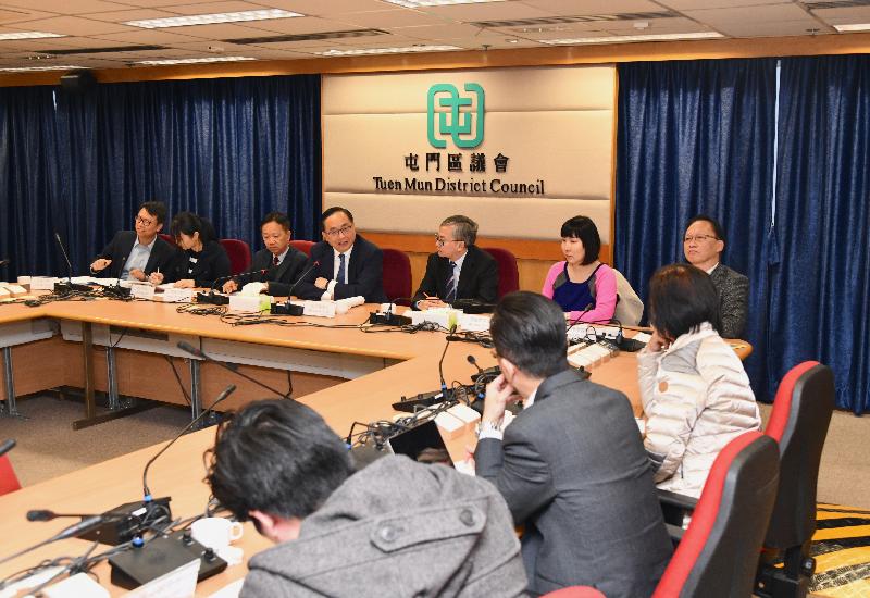 The Secretary for Innovation and Technology, Mr Nicholas W Yang (fourth left), meets with members of the Tuen Mun District Council today (December 18) to exchange views on innovation and technology as well as district affairs. Also attending the meeting are the Under Secretary for Innovation and Technology, Dr David Chung (fifth left), and the District Officer (Tuen Mun), Ms Aubrey Fung (sixth left).