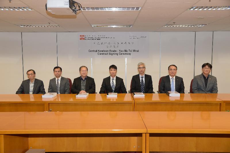 The Highways Department today (December 18) signed a contract for about $3,464 million with Build King-SKEC Joint Venture for works in Yau Ma Tei West under the Central Kowloon Route (CKR) project. Photo shows the Director of Highways, Mr Jimmy Chan (centre); the Project Manager (Major Works), Mr Kelvin Lo (third right); and the Deputy Project Manager (Major Works), Mr Tony Lok (first left), with representatives from Build King-SKEC Joint Venture after the contract signing ceremony.