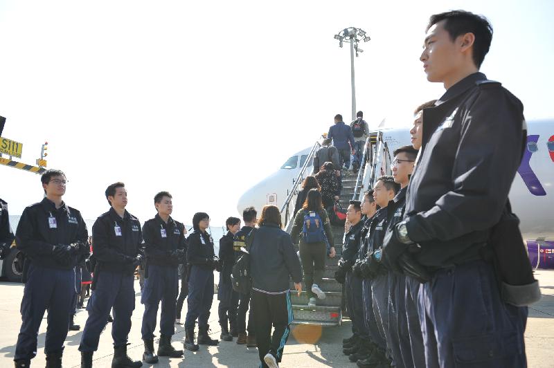 入境事务处于今日（十二月十八日）安排包机将越南籍非法入境者自愿遣返越南。