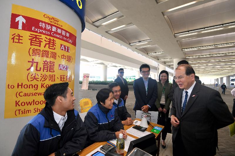 The Chief Secretary for Administration, Mr Matthew Cheung Kin-chung (first right), today (December 19) visits the Hong Kong Port of the Hong Kong-Zhuhai-Macao Bridge and views the operation of advance ticket purchasing for tour groups at a franchised bus company's ticketing counter.