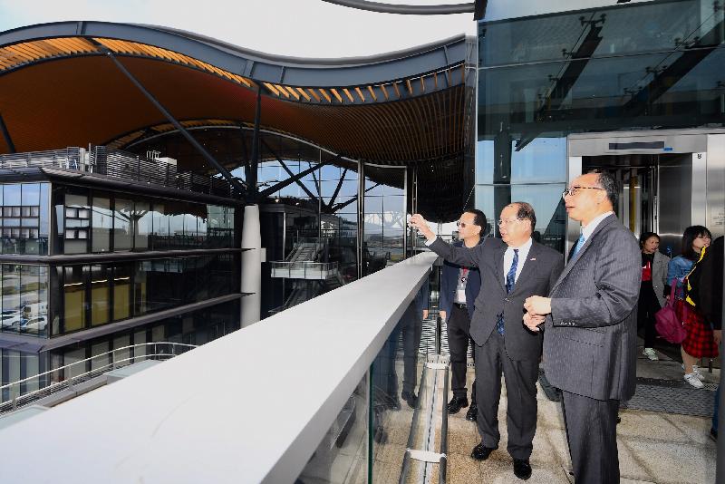 The Chief Secretary for Administration, Mr Matthew Cheung Kin-chung (second left), accompanied by the Secretary for Transport and Housing, Mr Frank Chan Fan (third left), today (December 19) views the surroundings of the Passenger Clearance Building in the Hong Kong Port of the Hong Kong-Zhuhai-Macao Bridge and notes the study progress of providing food truck services for passengers in areas nearby.