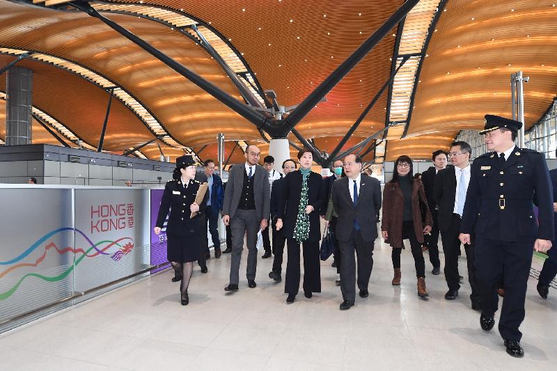The Chief Secretary for Administration, Mr Matthew Cheung Kin-chung (front row, fourth left), accompanied by the Assistant Commissioner for Transport (New Territories), Ms Irene Ho (front row, fifth left), today (December 19) visits the Passenger Clearance Building in the Hong Kong Port of the Hong Kong-Zhuhai-Macao Bridge and receives a briefing from the Assistant Commissioner (Boundary and Ports) of Hong Kong Customs, Ms Louise Ho (front row, third left) on clearance procedures for passengers.