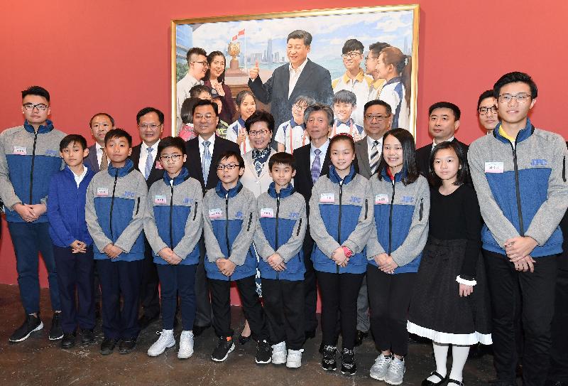 行政長官林鄭月娥（後排左五）今日（十二月十九日）在「香港牽動我的心──慶祝改革開放四十周年美術創作展」參觀展出的作品。