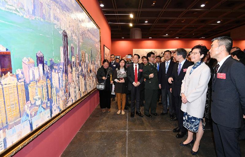 行政長官林鄭月娥（右二）今日（十二月十九日）在「香港牽動我的心──慶祝改革開放四十周年美術創作展」參觀展出的作品。